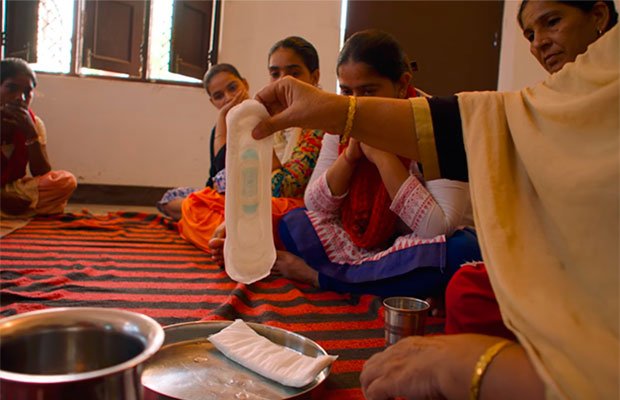 Cena do documentário Absorvendo o Tabu, onde as mulheres estão aprendendo sobre os absorventes