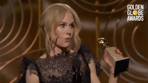 Gif da Nicole Kidman recebendo um prêmio e enaltecendo o poder das mulheres