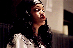 Cantora Rihanna ouvindo música. Compositora negra.