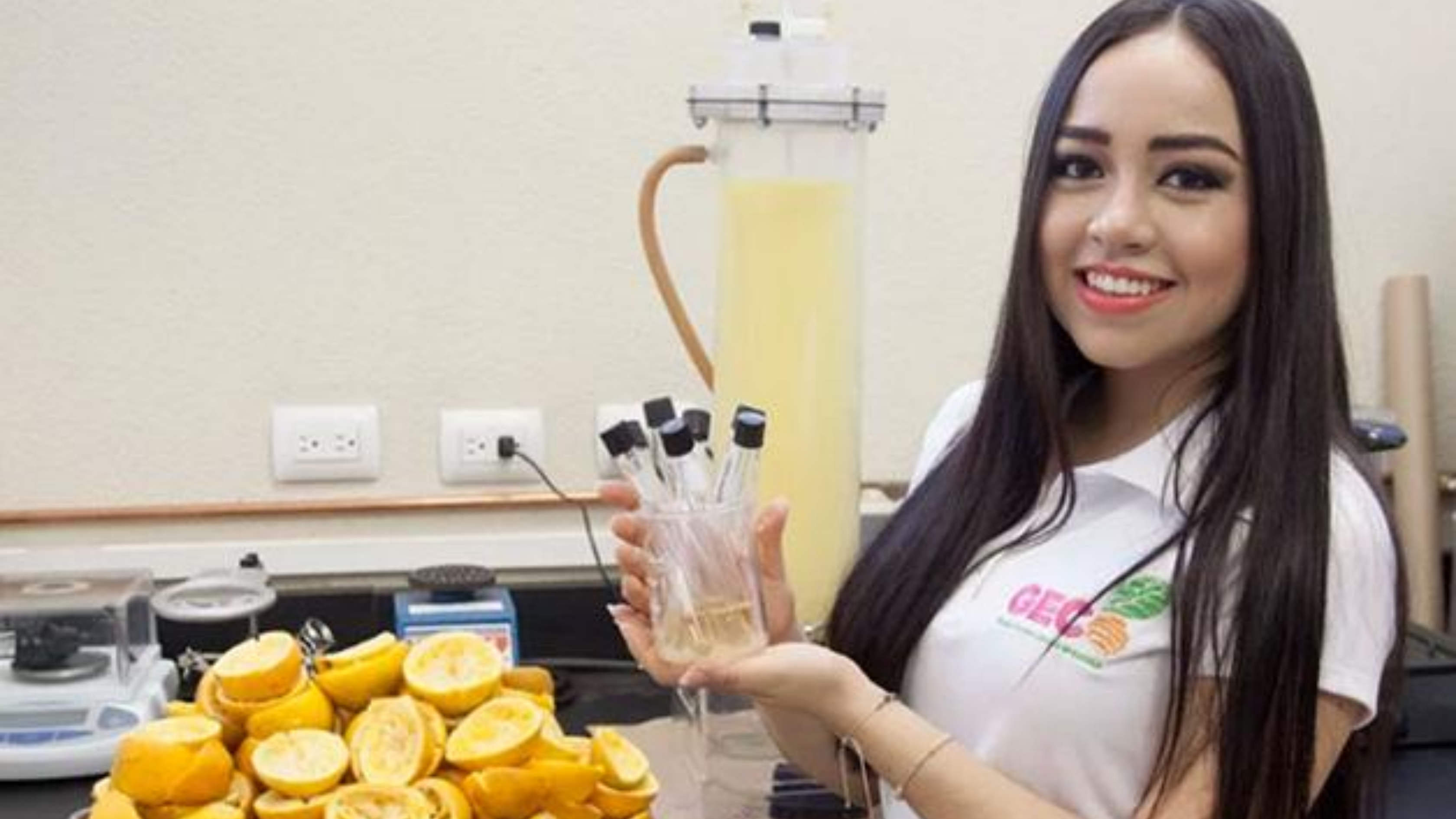 Estudante mexicana Giselle Mendonza, criadora do bio-plástico de cascas de laranja. mulheres incríveis
