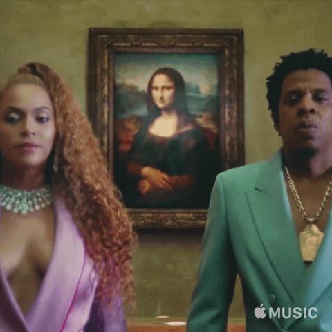 Beyonce a frente e quadro da Monalisa em segundo plano