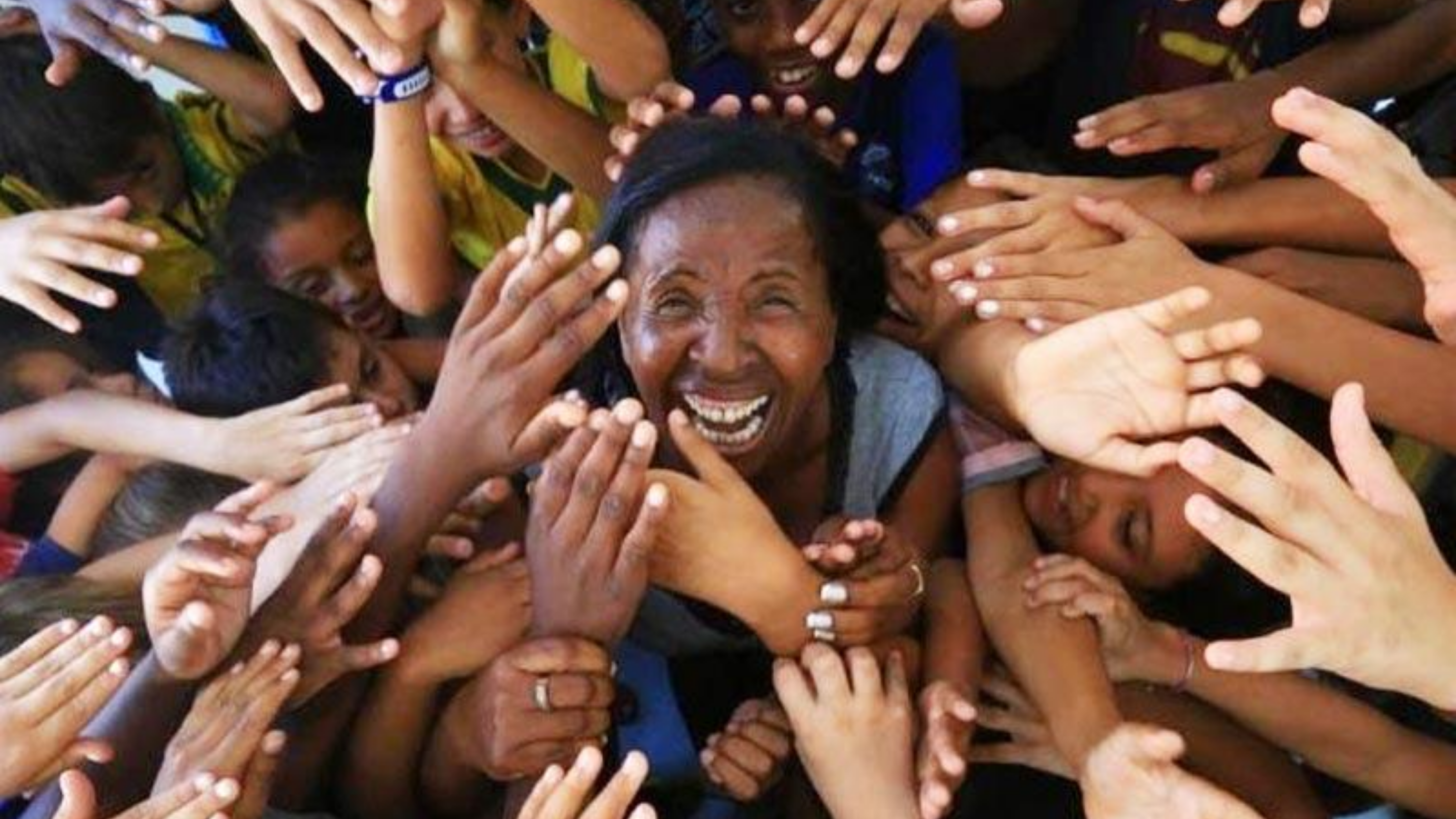 Rozali e as crianças da ONG Renascer da Esperança. mulheres incríveis