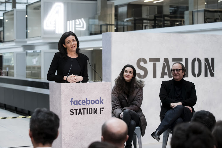 Sheryl Sandberg Facebook COO. Inglês para Negócios: entenda as abreviações em cargos de liderança