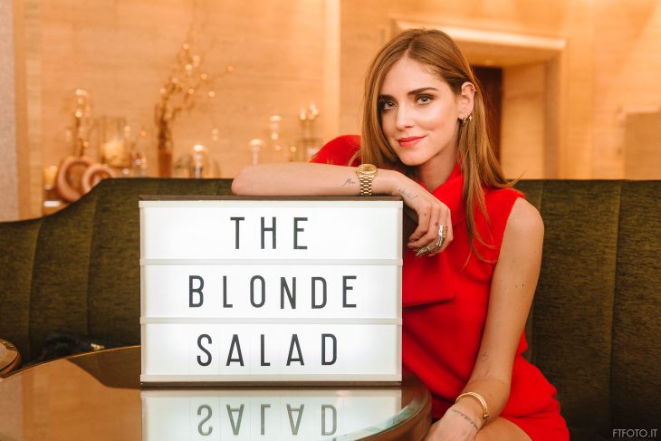 Chiara Ferragni, maior empreendedora digital do mundo, e um letreiro luminoso com o nome do seu blog, The Blonde Salad.