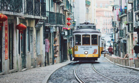 imagem empreender em Portugal: bonde amarelo em rua de paralelepípedos