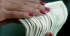 Imagem da mão da mulher com unhas vermelhas contando dinheiro. Post como ter uma mente milionária.