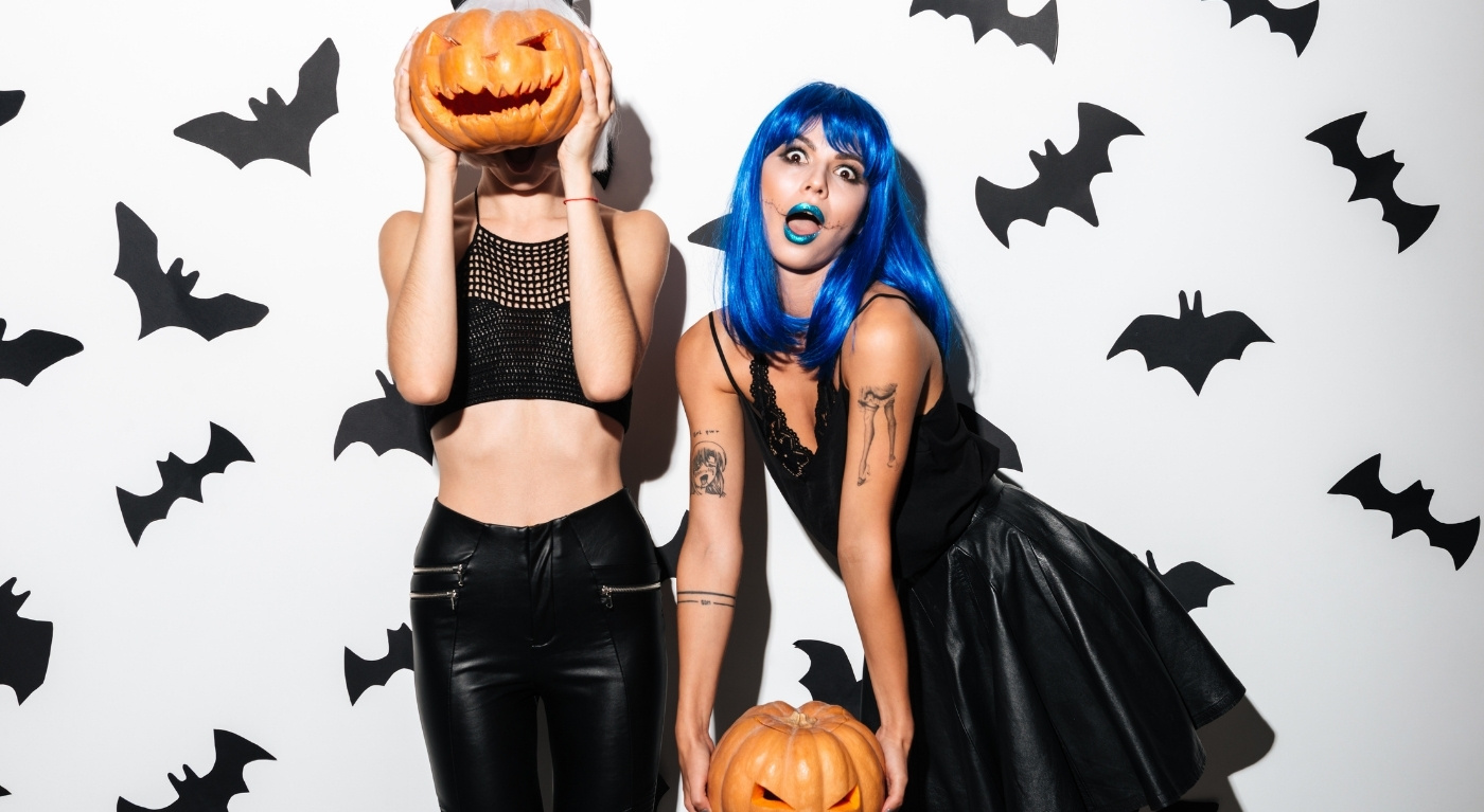 Duas mulheres fantasiadas no Halloween
