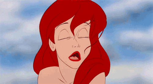 Giphy da princesa Ariel suspirando, do filme para crianças da Disney, A Pequena Sereia.