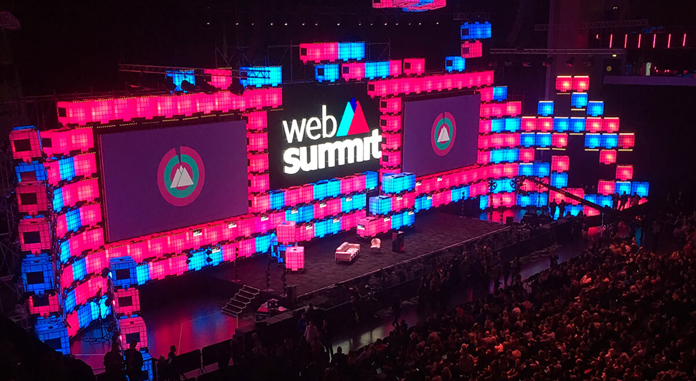 painel multicolorido com logo da web summit